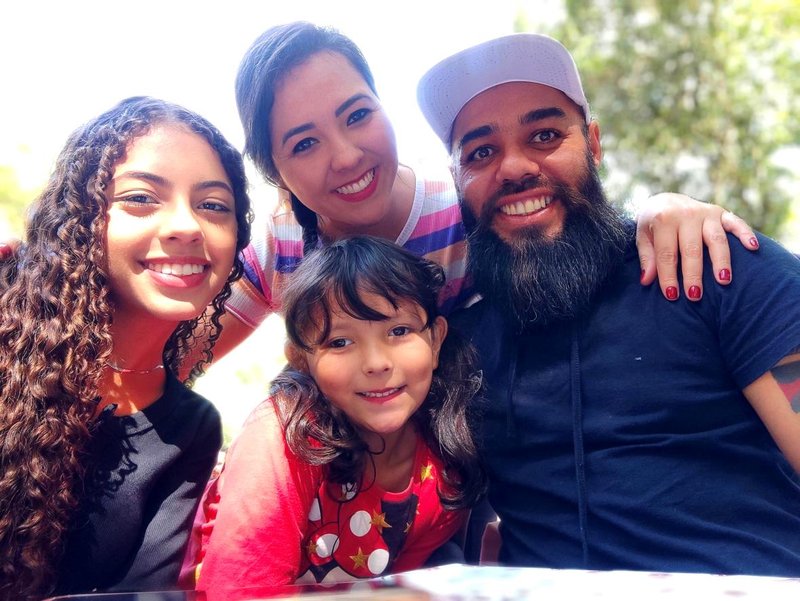 Maicon com a esposa e as duas filhas